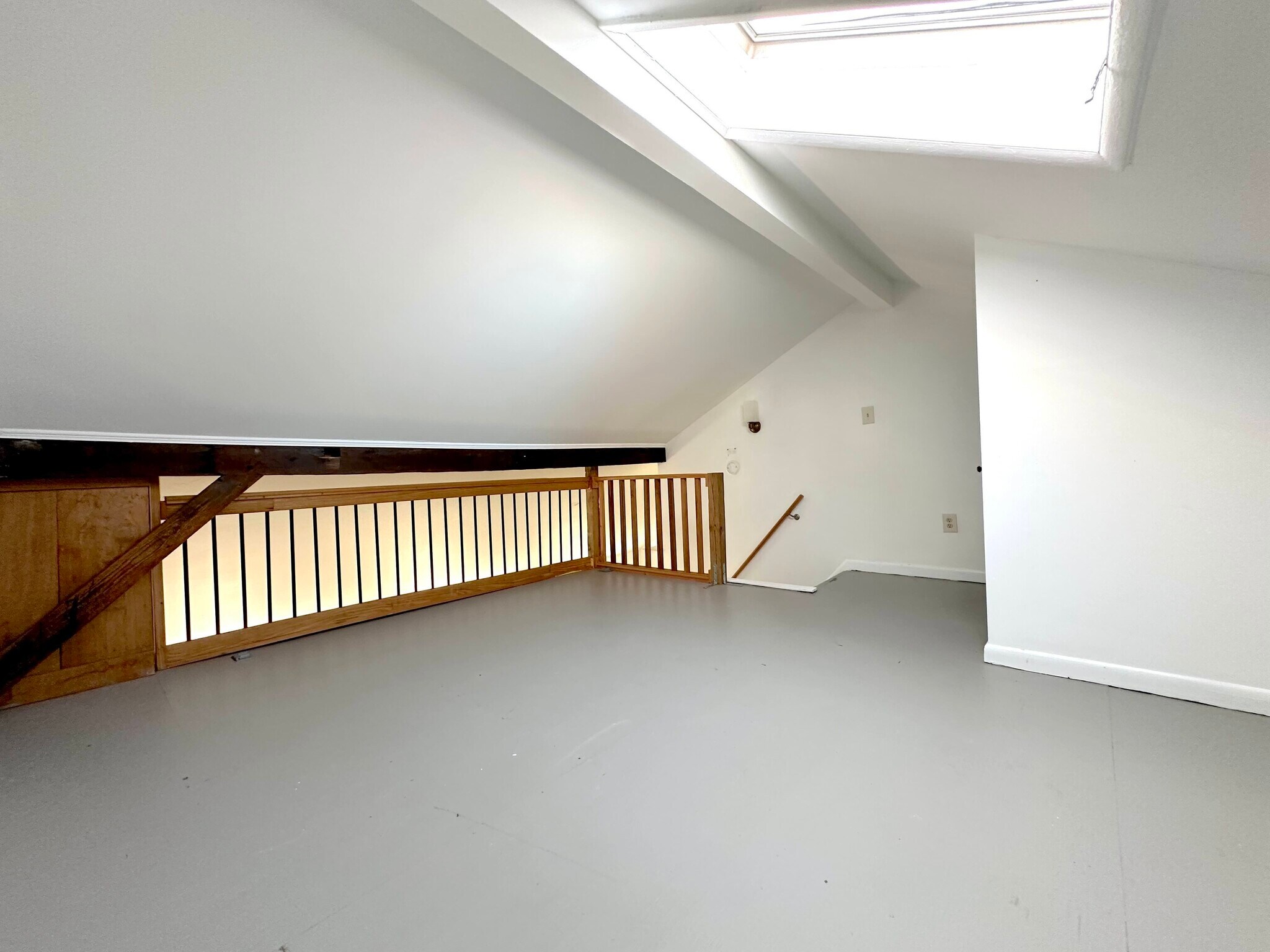 Building Photo - 112 1st St