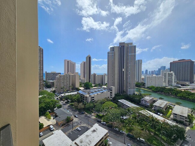 Building Photo - Condo with Lanai, Pool & Prime Location