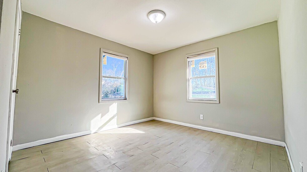 Building Photo - 1379 Sanford Ave