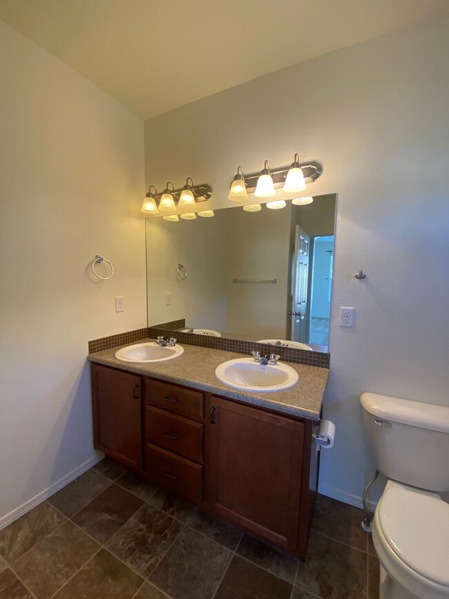 Building Photo - MOVE IN READY 2 Bed 2 Bath Unit with Patio