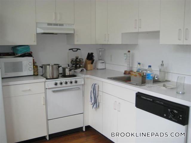 Building Photo - 1539 Beacon St