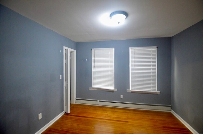 Building Photo - 807 Brewster St