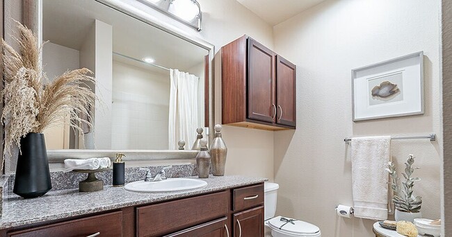 Building Photo - Prime Location, Free Move-In