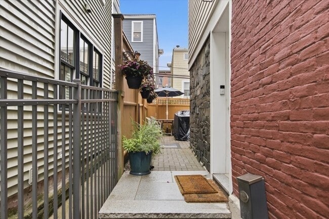 Building Photo - 120 Elm St
