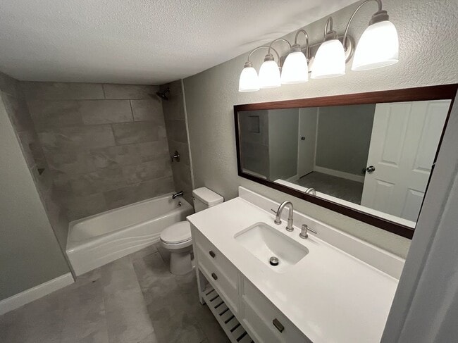 Building Photo - Beautifully Remodeled 3 Bedroom, 2 Bathroo...