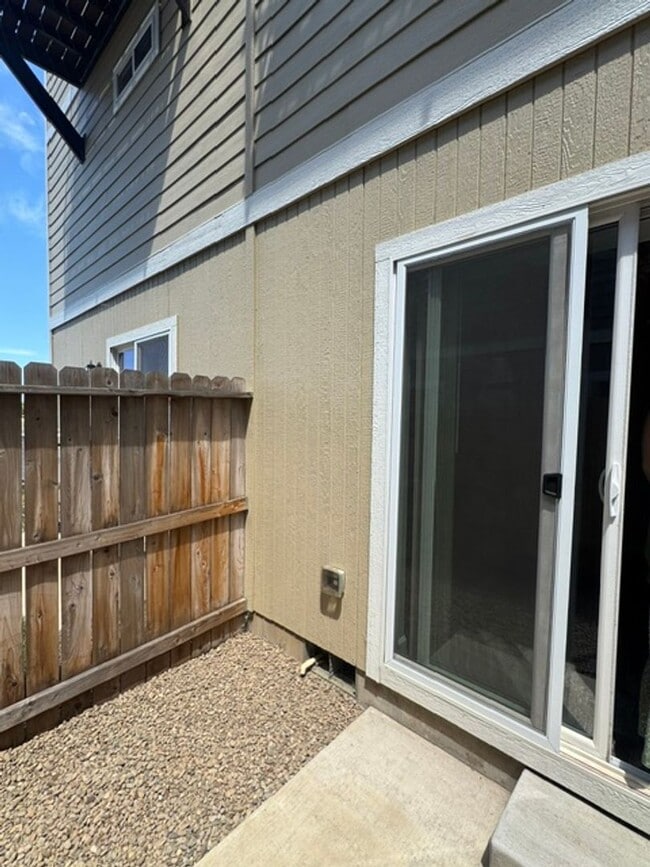 Building Photo - LIKE - NEW 3- BEDROOM TOWNHOME W/ GARAGE, FENCED YARD & PRIVATE 3RD BEDROOM OFF GARAGE