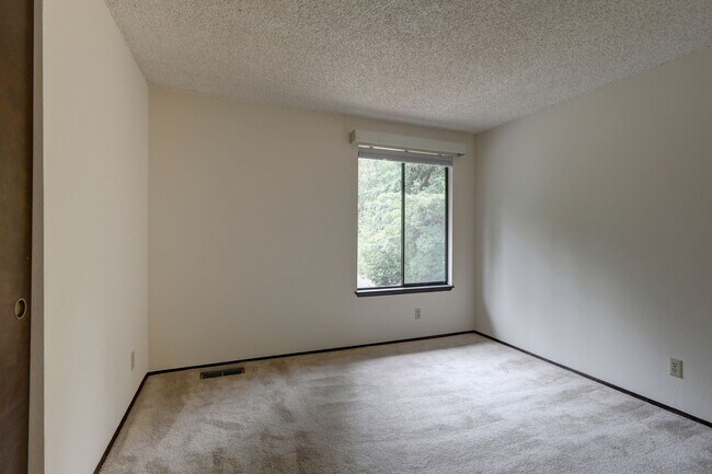Building Photo - 2020 180th Ct NE