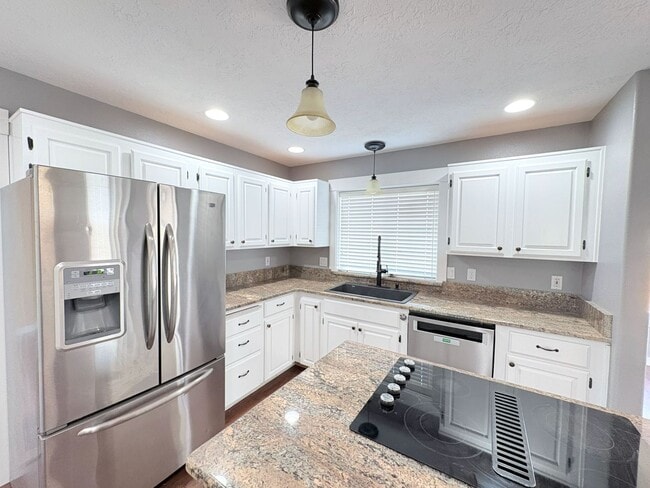 Building Photo - 4 Bedroom 2.5 Bathroom Home in NW Salem!