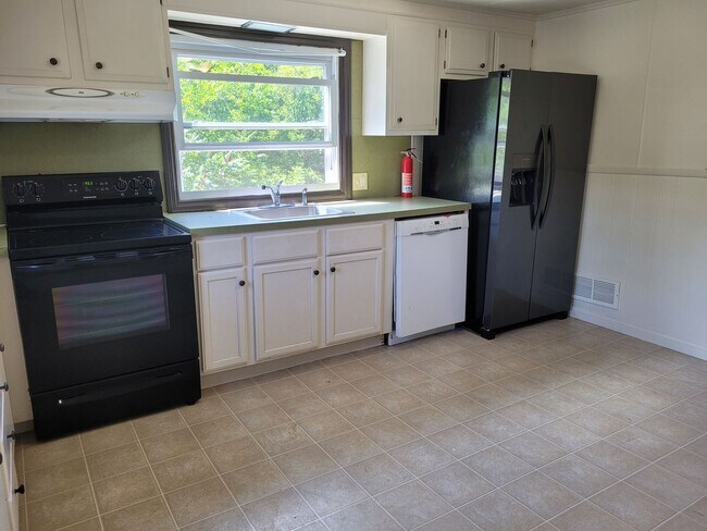 Building Photo - 46 Tritch Ln