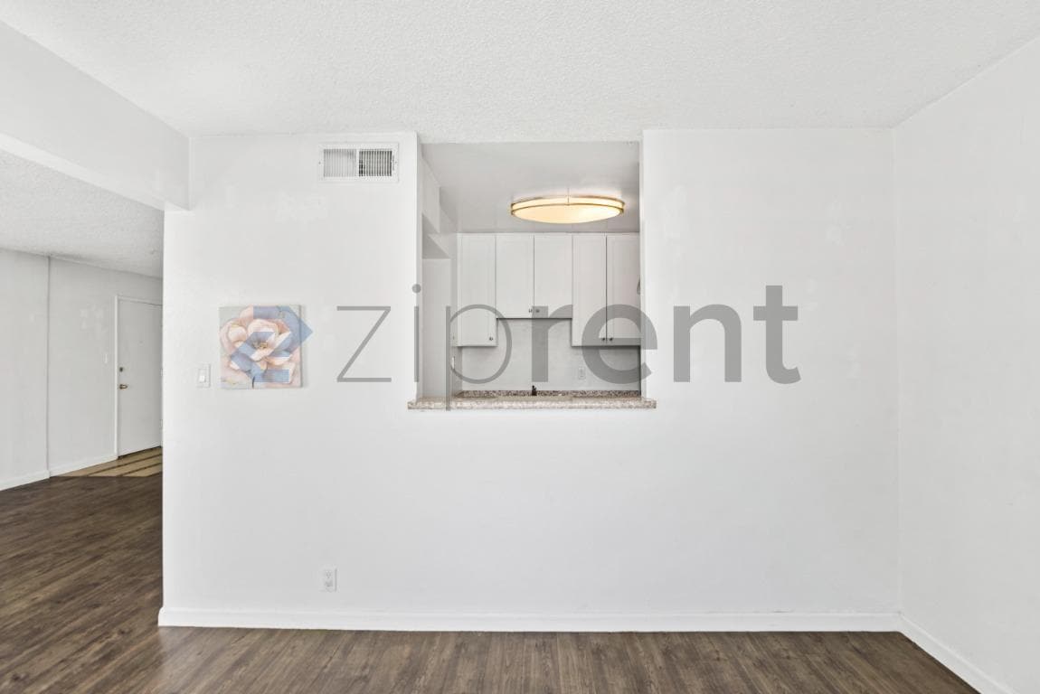 Building Photo - Unit G