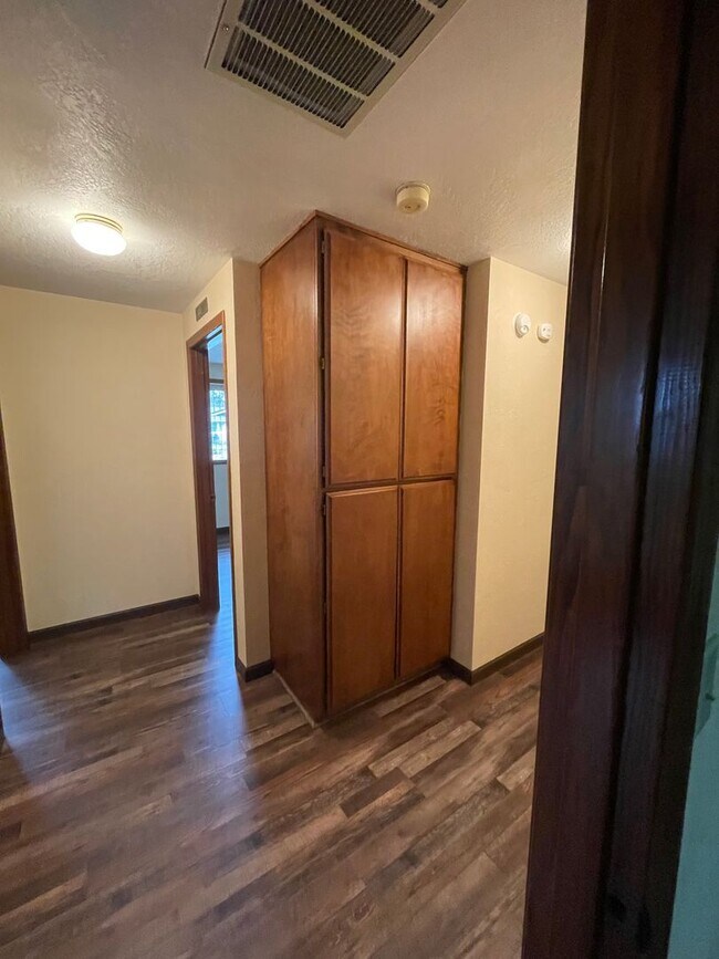 Building Photo - Desirable East Medford Single Story