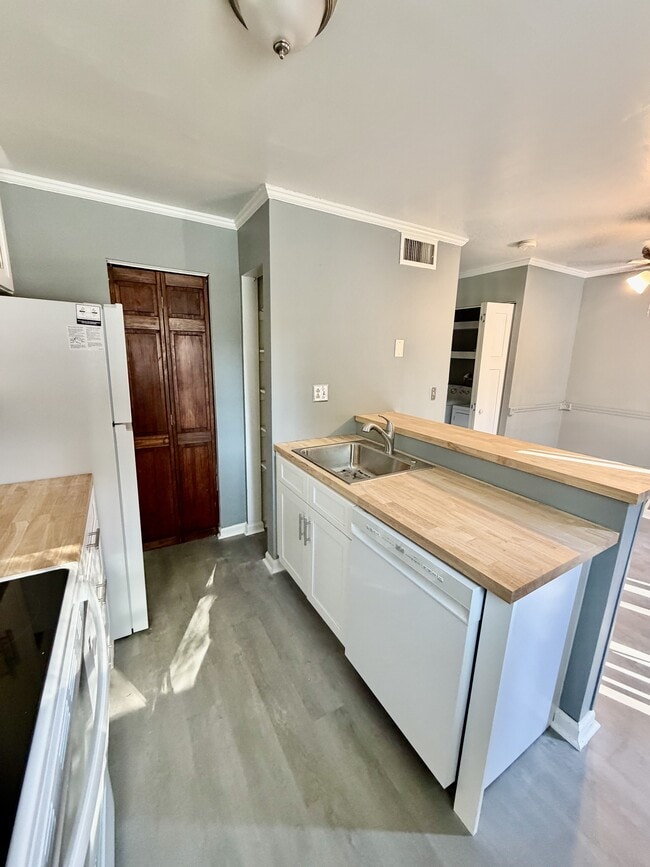 Building Photo - 4115 Little River Rd