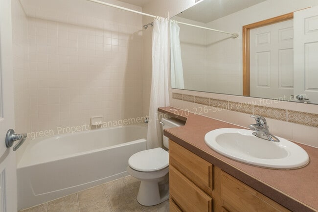 Building Photo - Fantastic 3 Bedroom, 2 bath Condo in SE Fo...