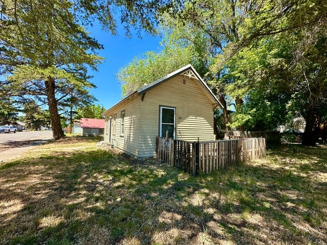 Building Photo - Cottage Style 1 Bed Home with a Large Yard...