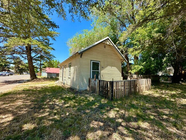 Building Photo - Cottage Style 1 Bed Home with a Large Yard & Storage Shed for Rent
