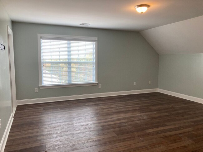 Building Photo - Immaculate 5 Bedrooms, 3.5 Bath Home Located Minutes from Shopping- Easy Commute to Sanford, Ft. ...