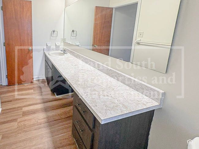 Building Photo - 715 W Daughtery Rd