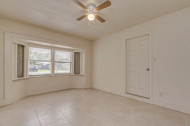 Building Photo - $1,450  3 Bedr/ 1 bath Beautiful Home in D...