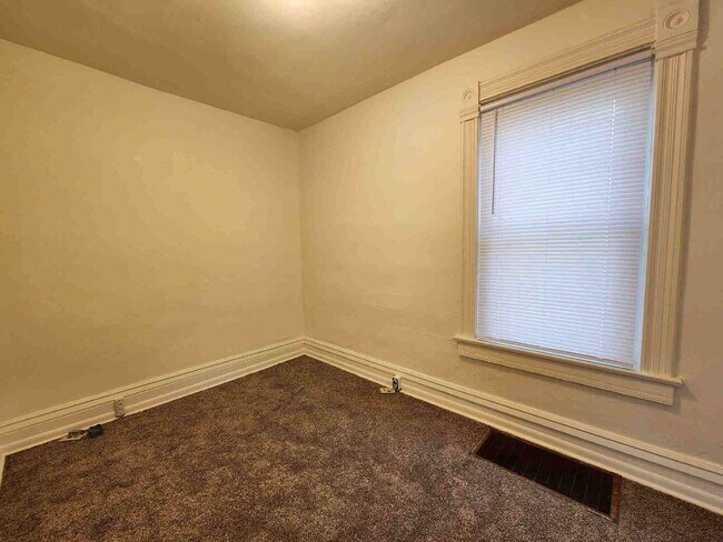 Building Photo - Bright Lower Apt with HIGH ceilings