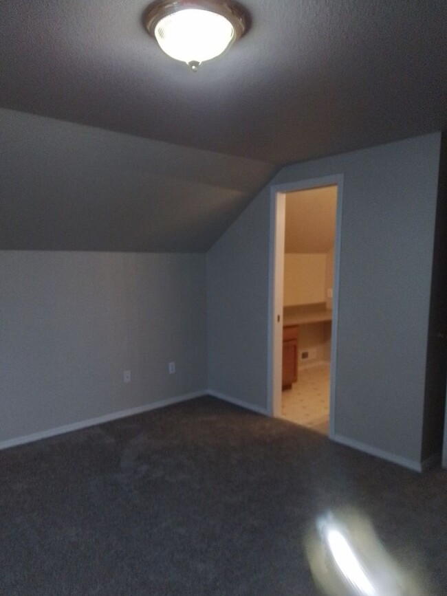 Building Photo - 4 bedroom: Super Clean with new carpet and...