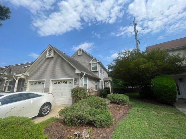 Building Photo - VERY NICE END UNIT TOWNHOME