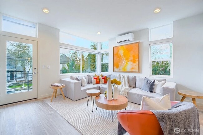Building Photo - Seward Park Modern 2-Bedroom Home