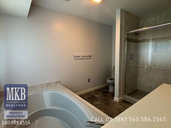 Building Photo - 5175 Lakeland Dr