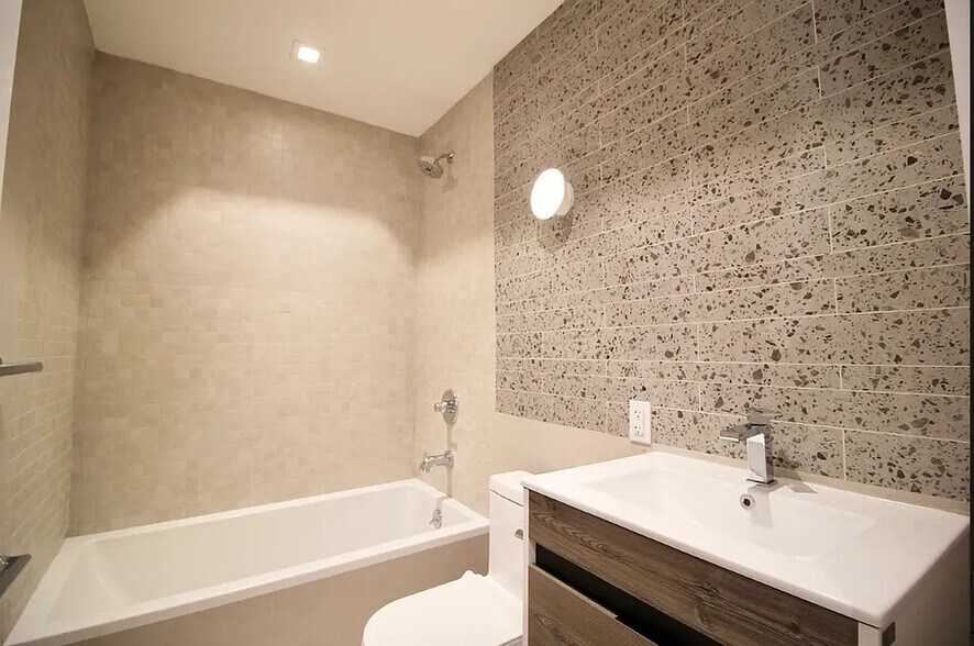 Building Photo - 223 E 93rd St