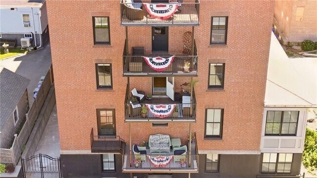 Building Photo - 423 Hope St