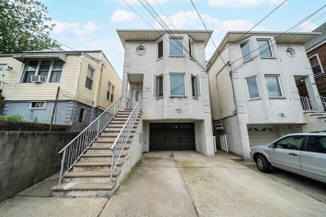 Building Photo - 162 W 53rd St