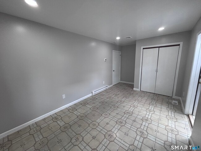 Building Photo - 409 Oak Ave
