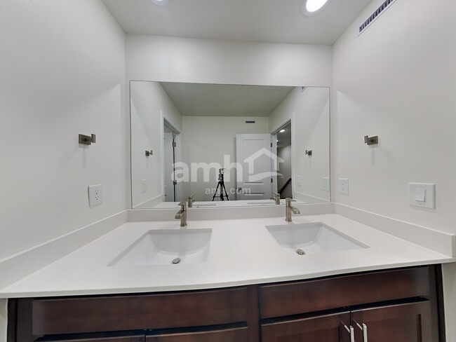 Building Photo - 4370 N Poplar St