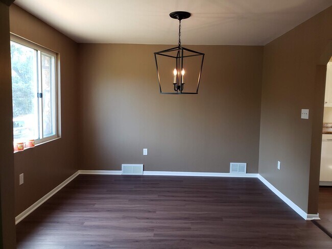 Building Photo - Ross Township