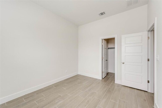 Building Photo - 5417 Flowing Brk Cv