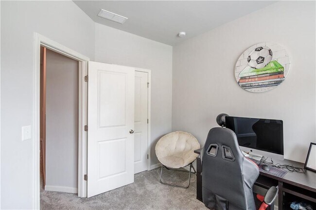 Building Photo - 404 Henson Farm Dr