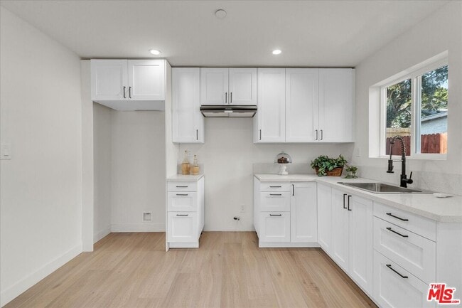 Building Photo - 10349 Hillhaven Ave