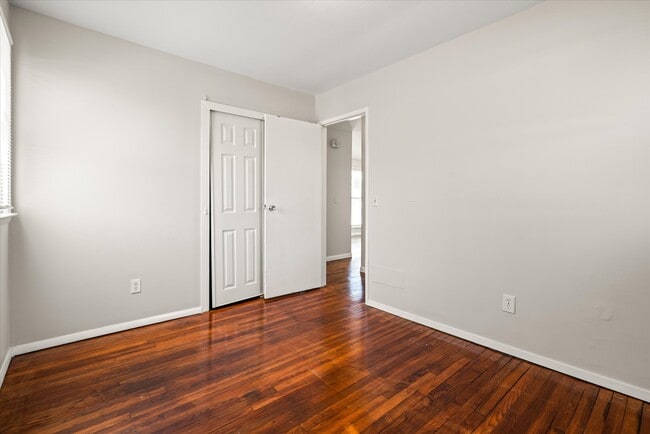 Building Photo - Mohican Ave