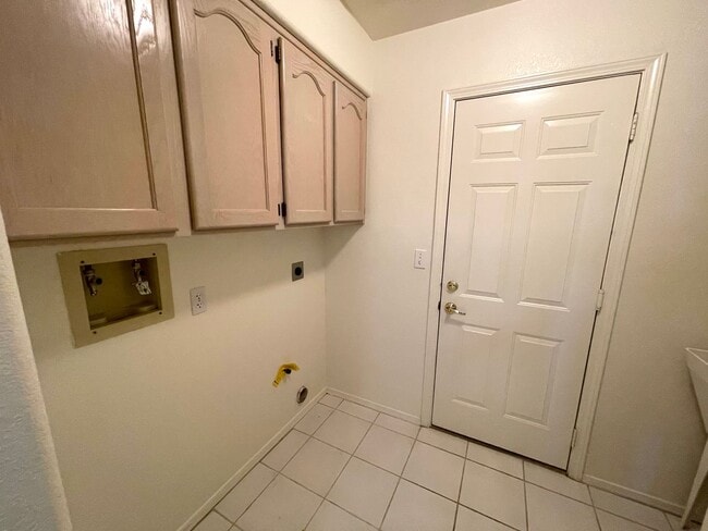 Building Photo - Great 3 Bedroom, 2 Bathroom Home in El Camino Village on the Parkway!