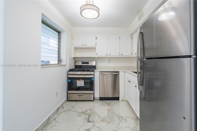 Building Photo - 720 Collins Ave