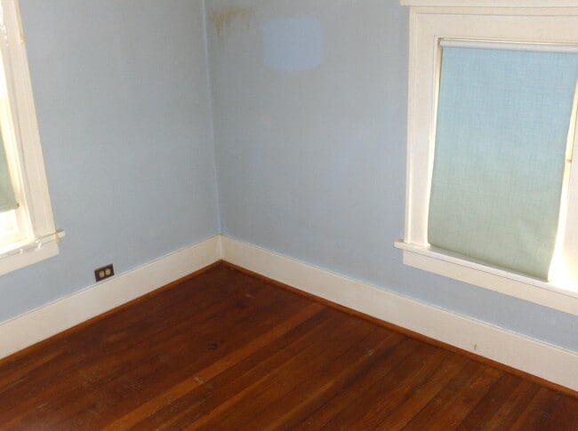 Building Photo - 927 Forest Ave