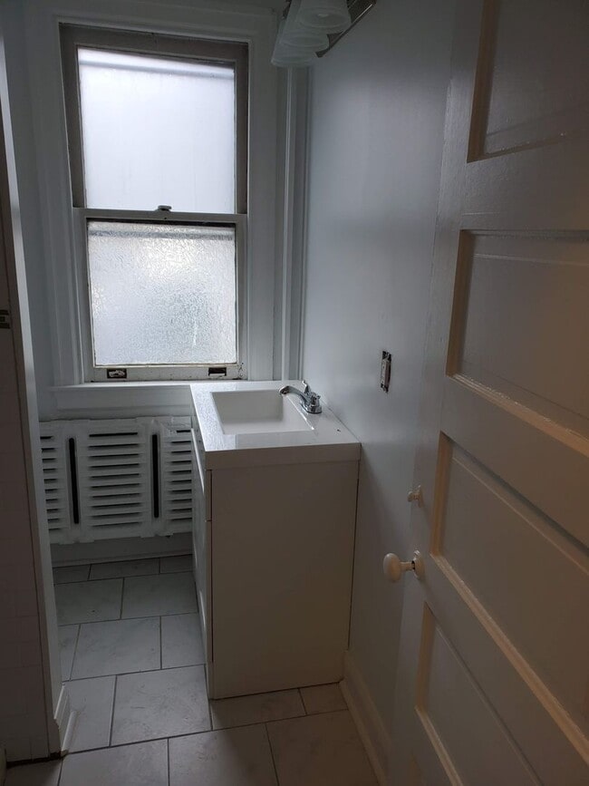 Building Photo - 2213 Mt Carmel Ave