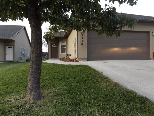 Building Photo - Spacious 3 Bedroom, 2 Bathroom Duplex with Two Car Garage and Fenced Yard!