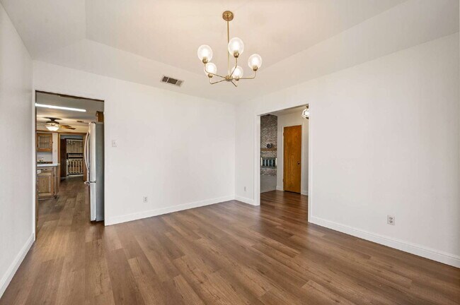 Building Photo - "Charming 3-Bed Oasis with Fireplace in the Heart of Grapevine – 2,238 Sq Ft of Comfort!"