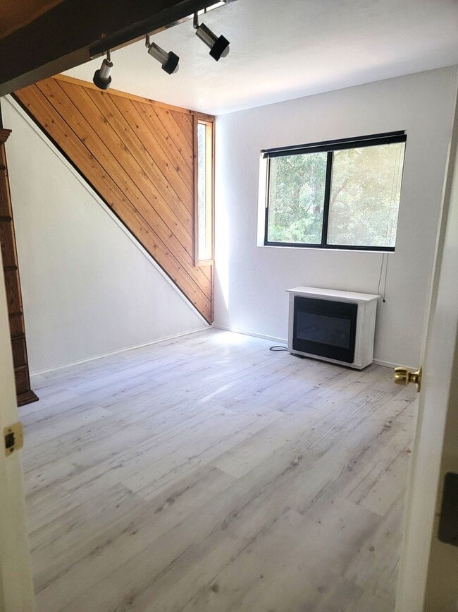 Building Photo - Renovated Cascade shores apartment