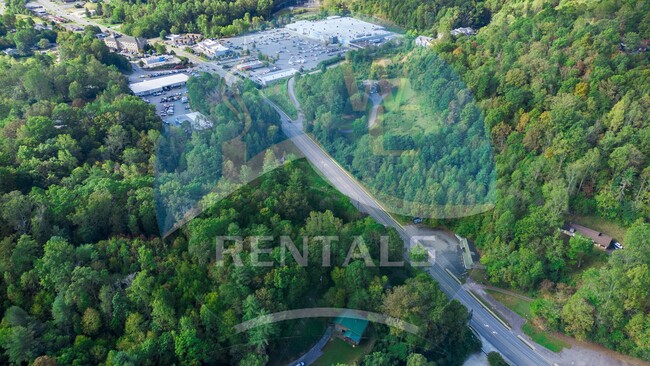 Building Photo - Beautifully remodeled 4 bedroom 2 bath home in Sylva available for year-long lease $2000 a month