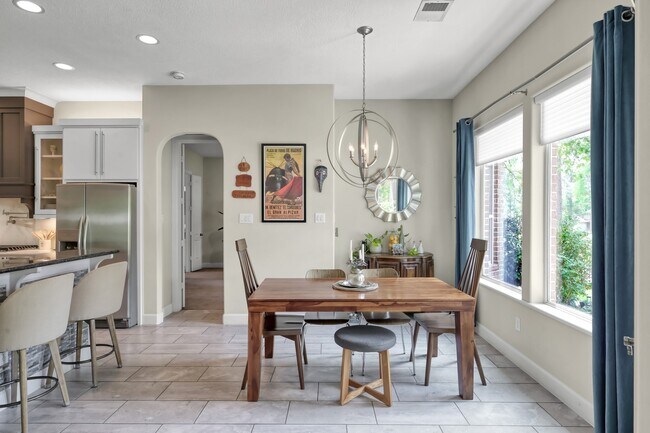 Building Photo - 204 W Pines Dr