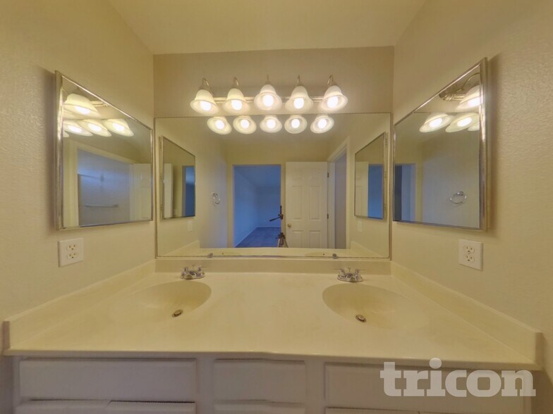 Building Photo - 17662 Clear Springs Ct