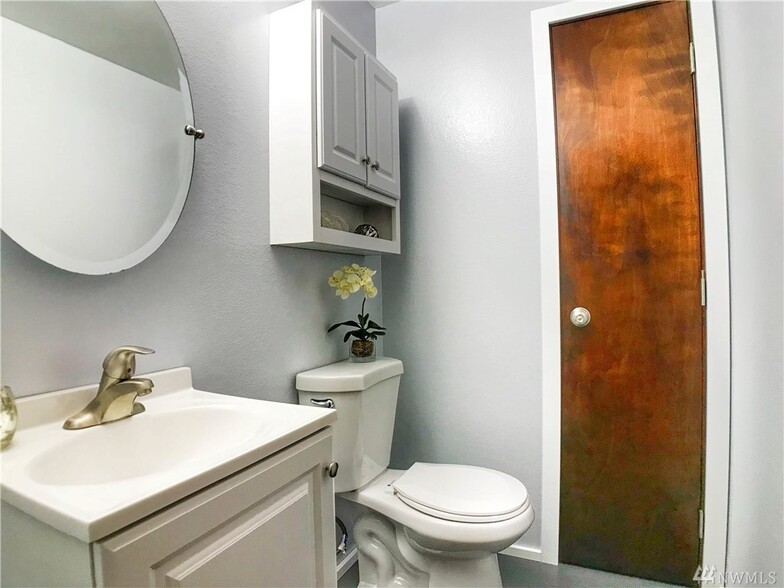 Half bath in Master - 1803 E Fox Hill St