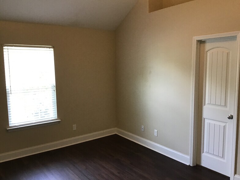 Building Photo - 130 Crossing Cir