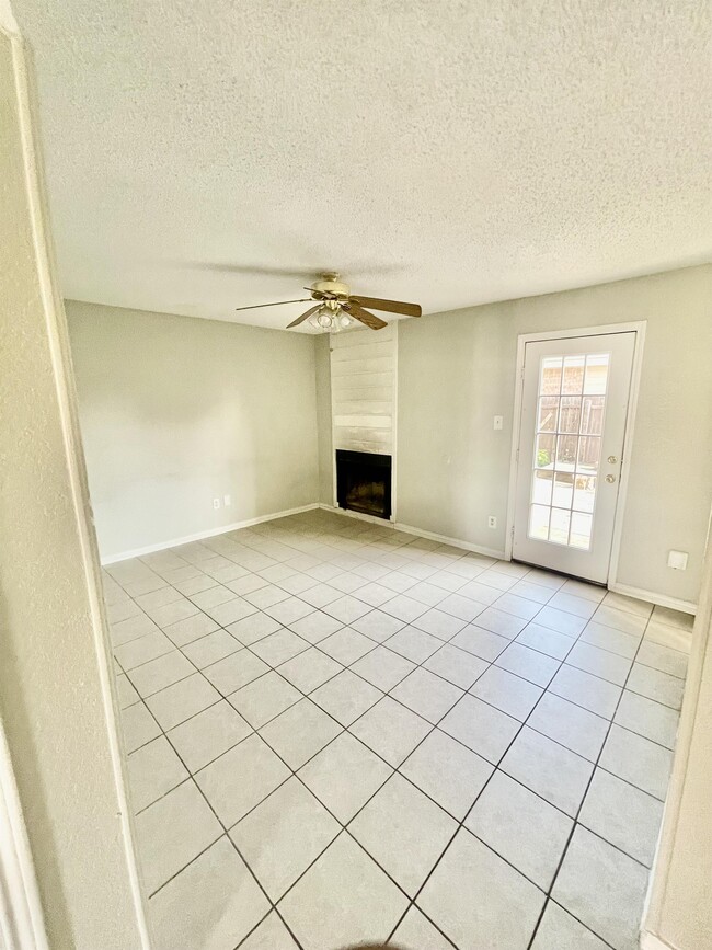 Building Photo - 909 NW Summercrest Blvd